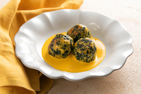 Canederli com couve toscana e açafrão