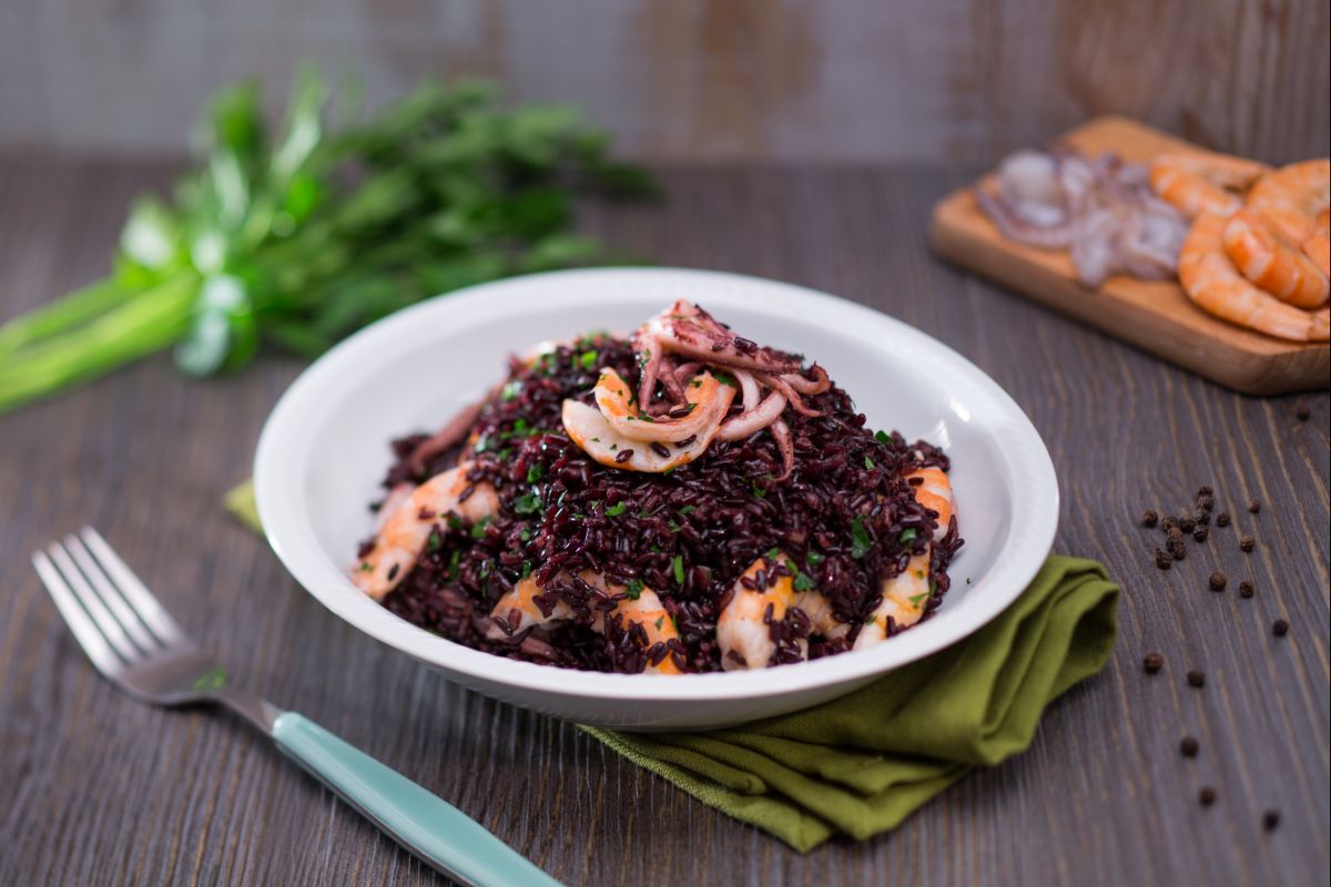 Arroz venere com lulas e camarões