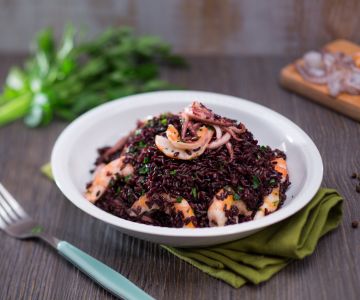 Arroz venere com lulas e camarões