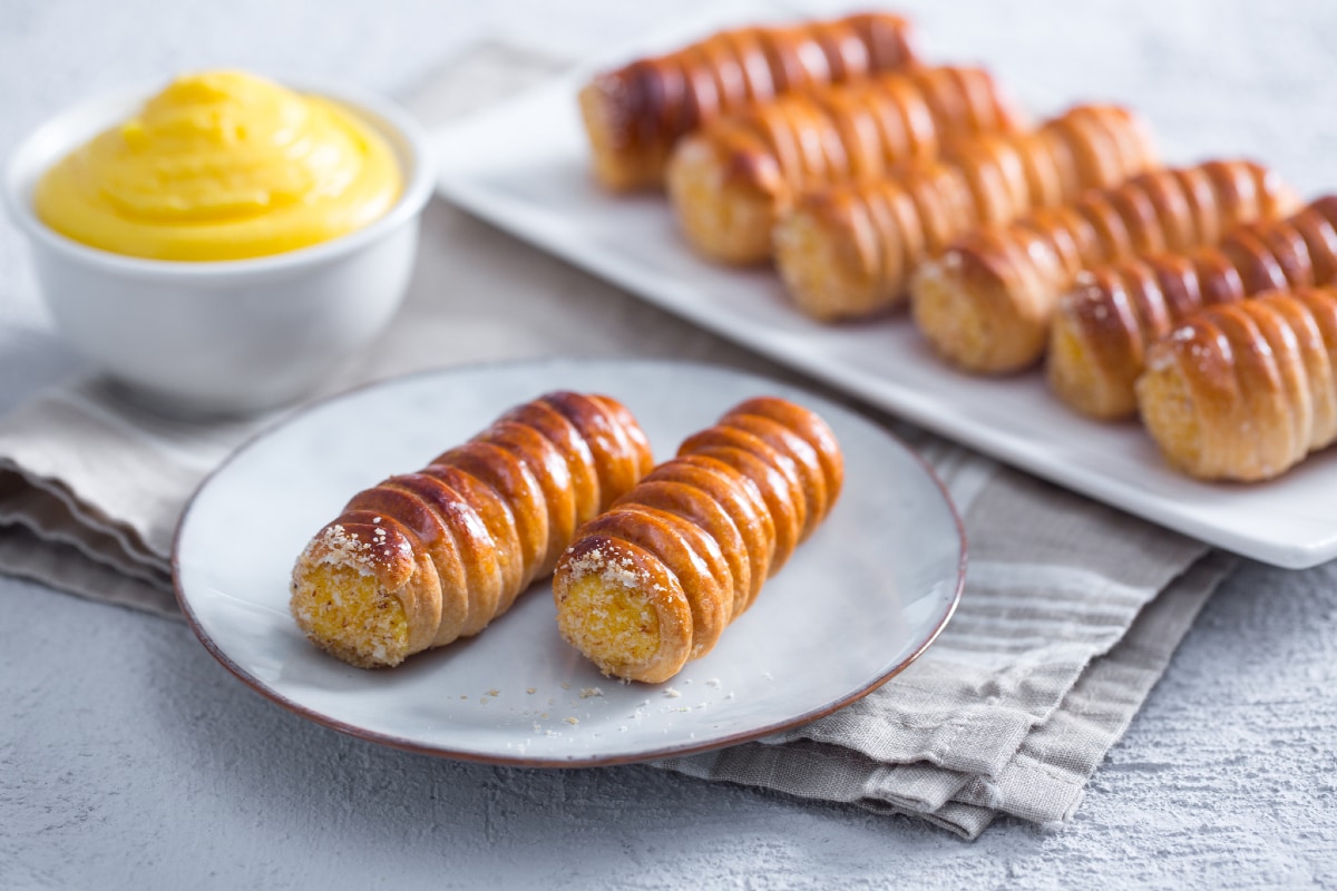 Canudinhos de massa folhada com creme de confeiteiro