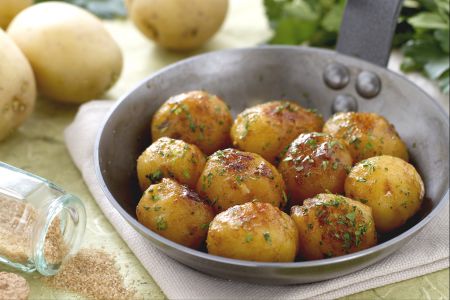 Batatas novas caramelizadas