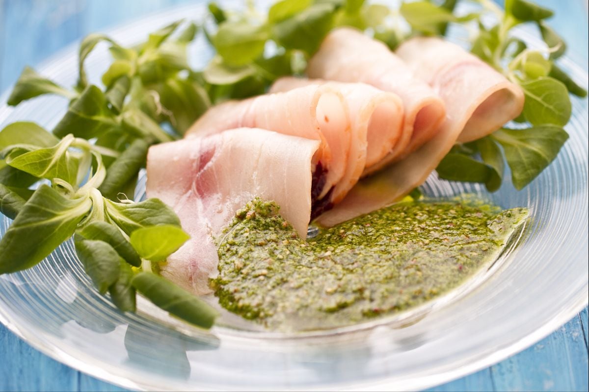 Carpaccio de peixe-espada com molho verde à mostarda