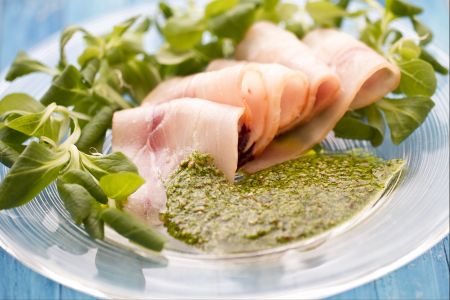 Carpaccio de peixe-espada com molho verde à mostarda