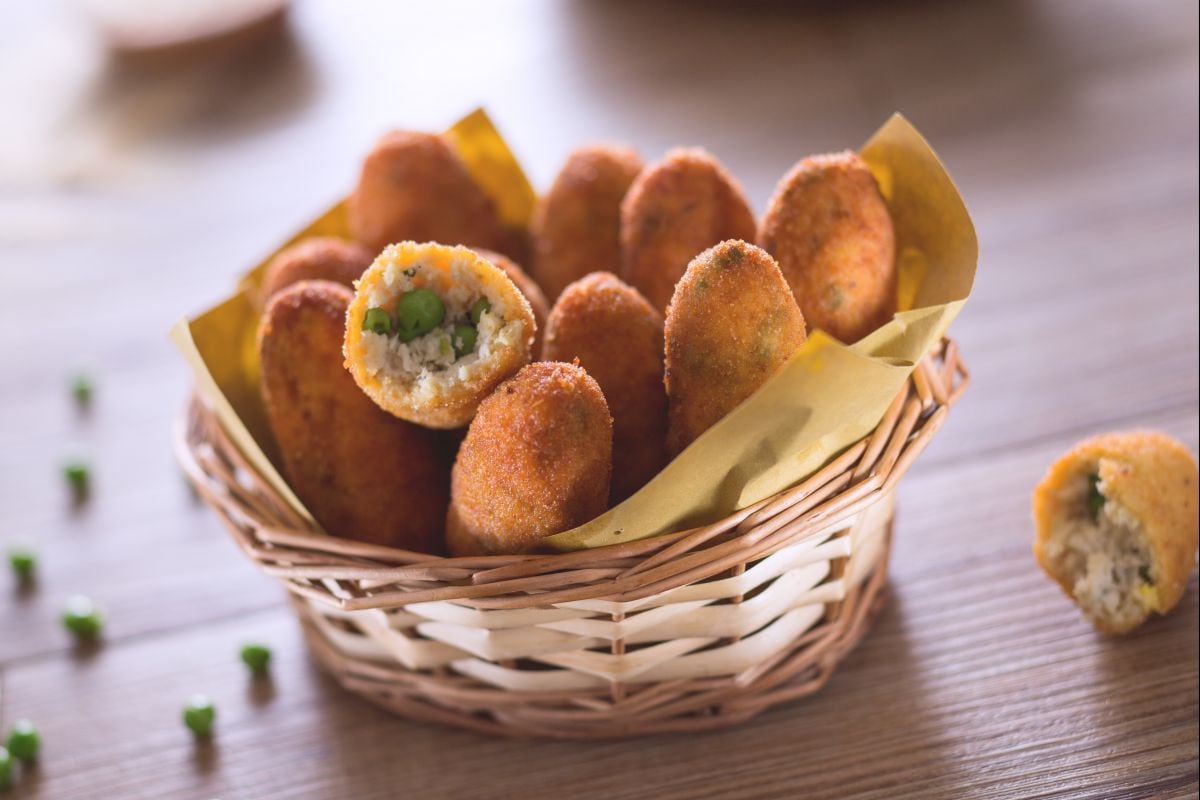 Croquetes de frango e ervilhas