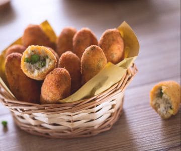 Croquetes de frango e ervilhas