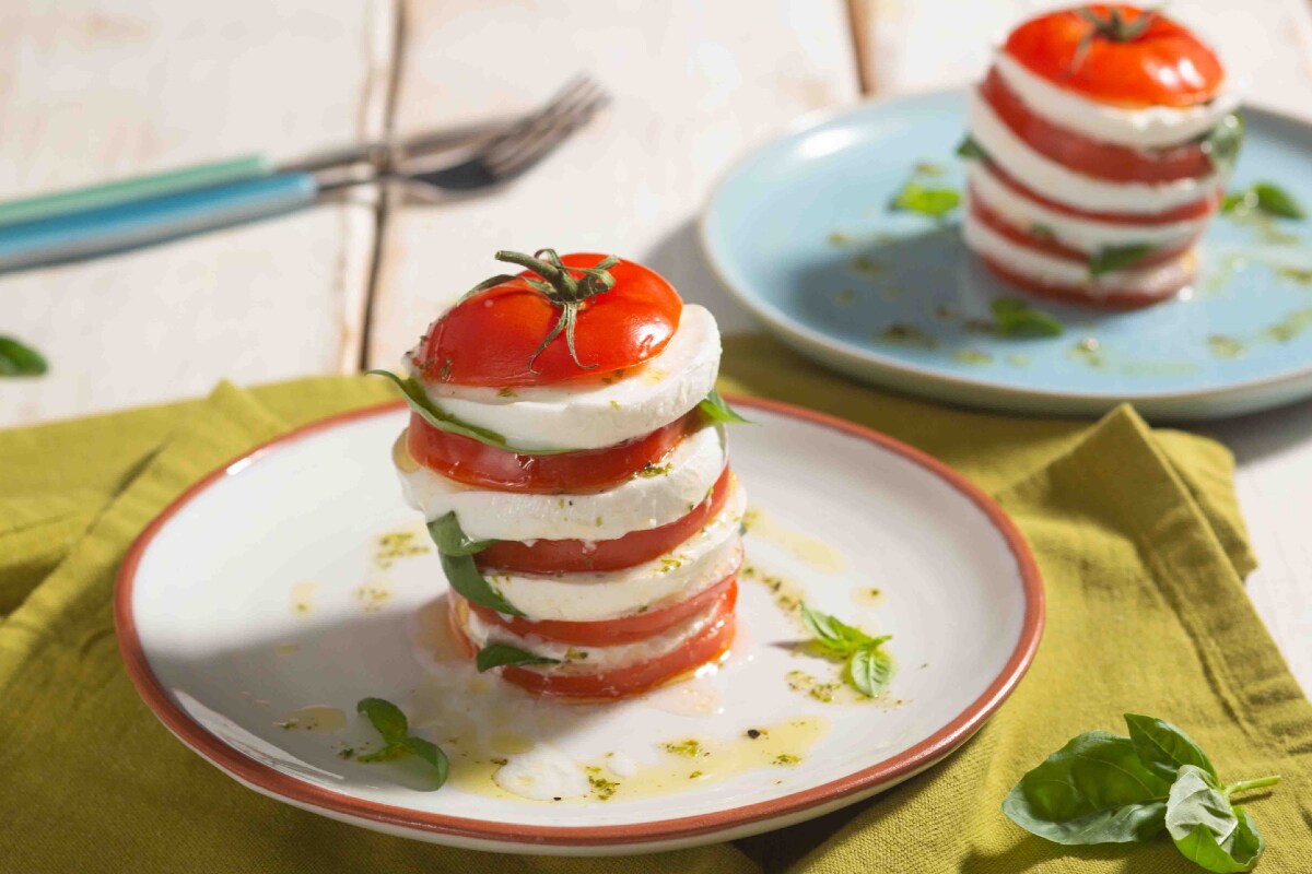 Caprese saborosa com molho de orégano