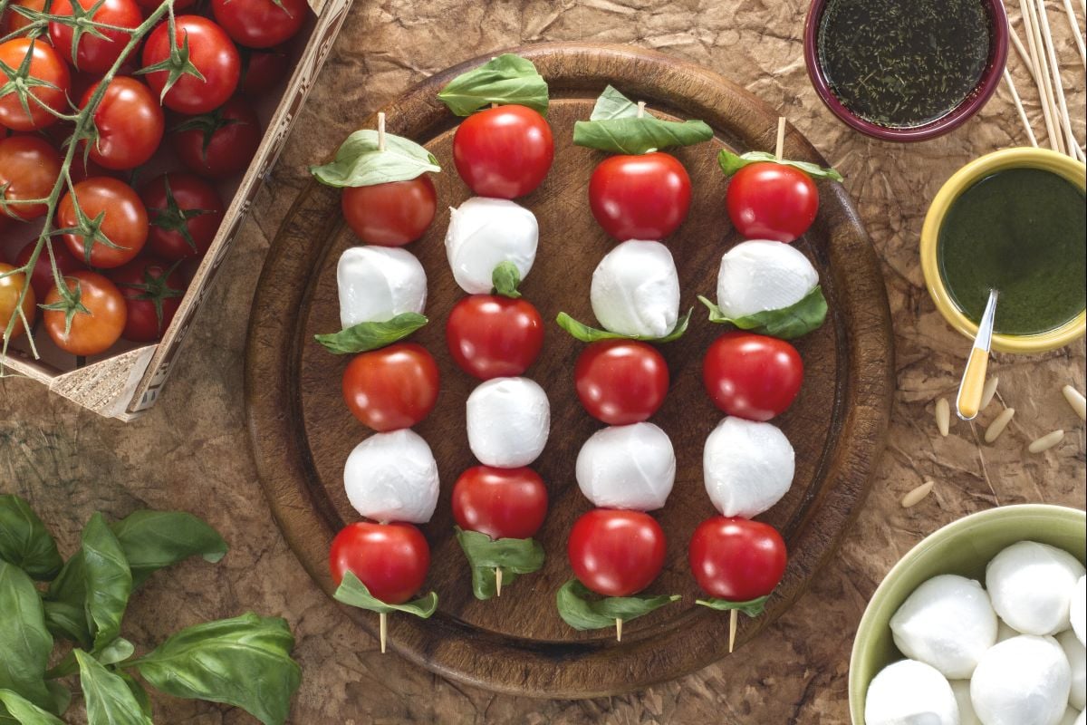 Espetinhos de tomatinhos e mussarelinhas