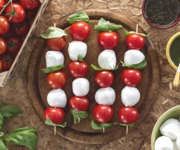 Espetinhos de tomatinhos e mussarelinhas