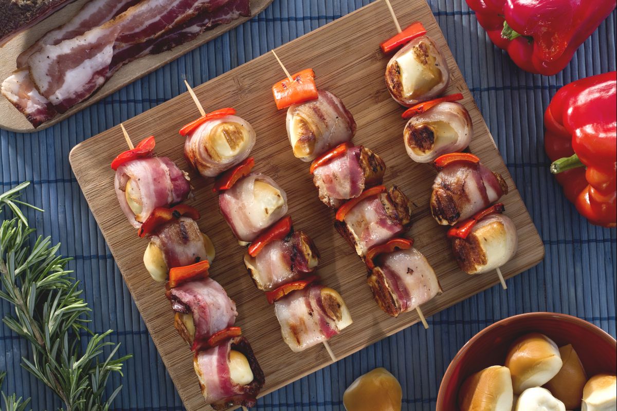 Espetinhos de queijo scamorza defumado e bacon