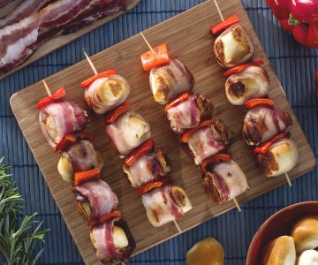 Espetinhos de queijo scamorza defumado e bacon