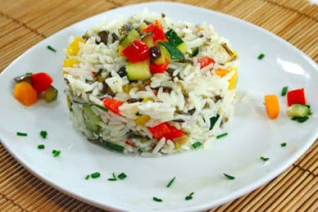 Salada de arroz basmati e selvagem com legumes