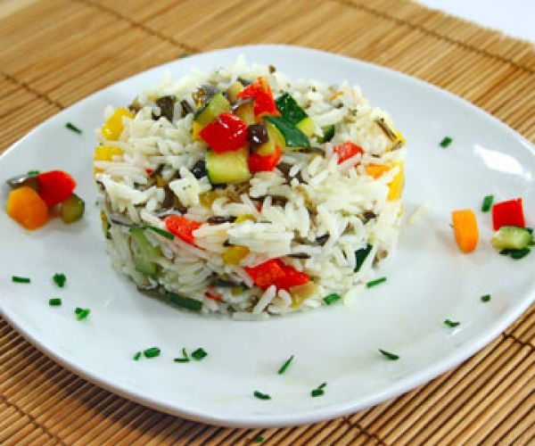 Salada de arroz basmati e selvagem com legumes