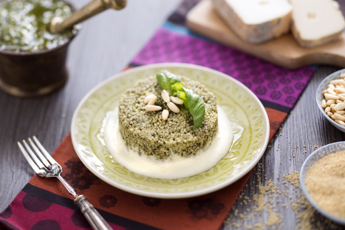 Torta de cuscuz com pesto e molho de taleggio