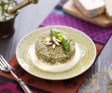 Torta de cuscuz com pesto e molho de taleggio