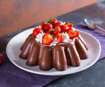Pudim de chocolate com creme de leite e morangos