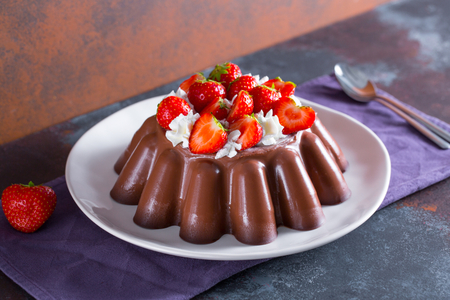 Pudim de chocolate com creme de leite e morangos