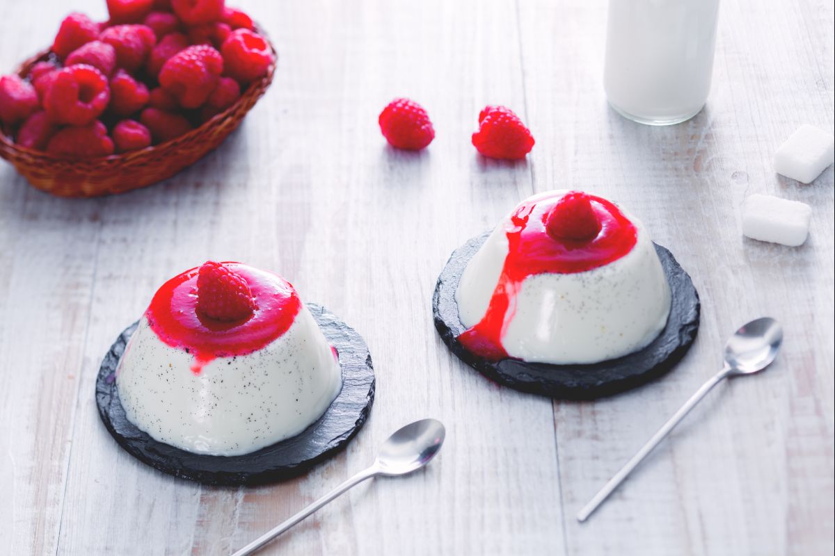 Panna cotta com coulis de framboesa