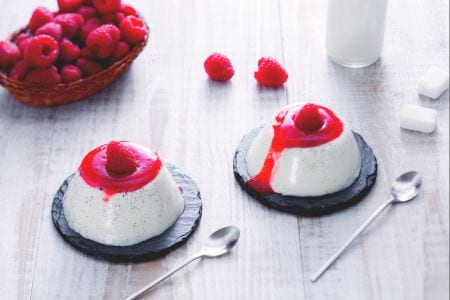Panna cotta com coulis de framboesa