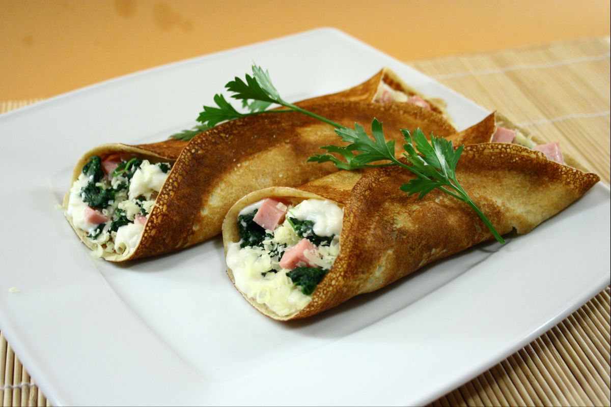 Crepes integrais com presunto, queijo gruyère e espinafre