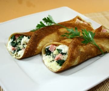 Crepes integrais com presunto, queijo gruyère e espinafre