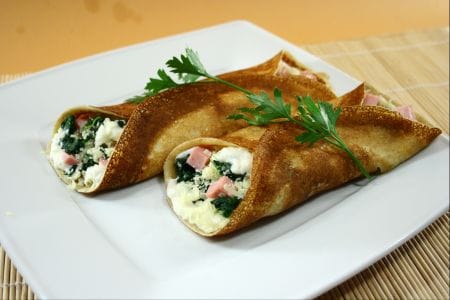 Crepes integrais com presunto, queijo gruyère e espinafre