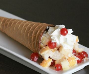 Cone de chocolate recheado com salada de frutas