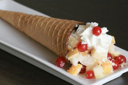Cone de chocolate recheado com salada de frutas