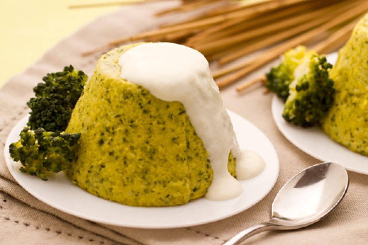 Bolinho de brócolis com molho de queijo de cabra