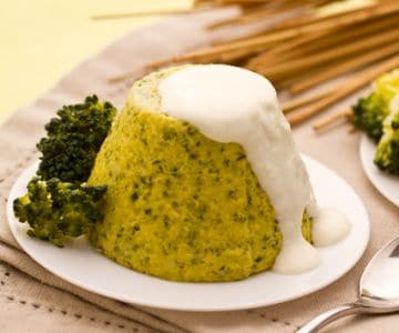 Bolinho de brócolis com molho de queijo de cabra