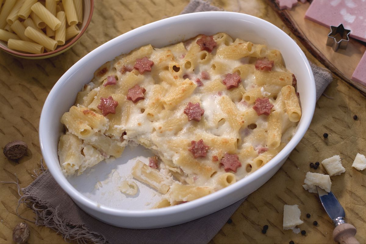 Rigatoni gratinados com estrelinhas de mortadela