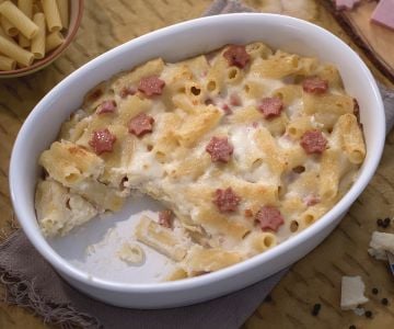 Rigatoni gratinados com estrelinhas de mortadela
