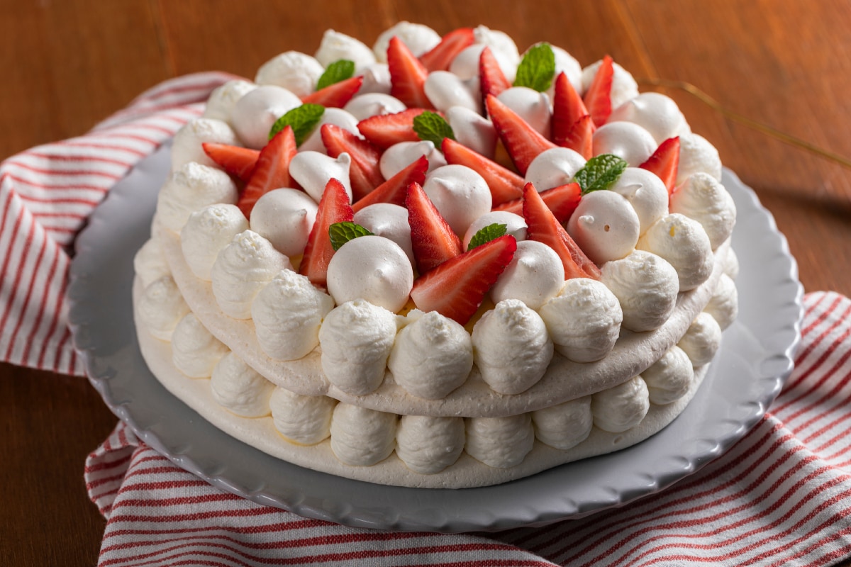 Torta de morango com merengue