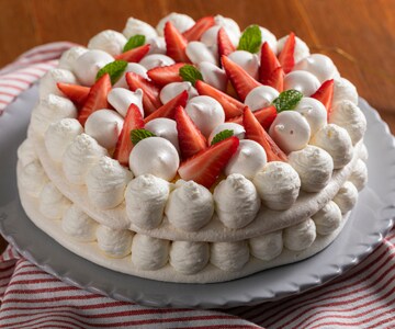 Torta de morango com merengue