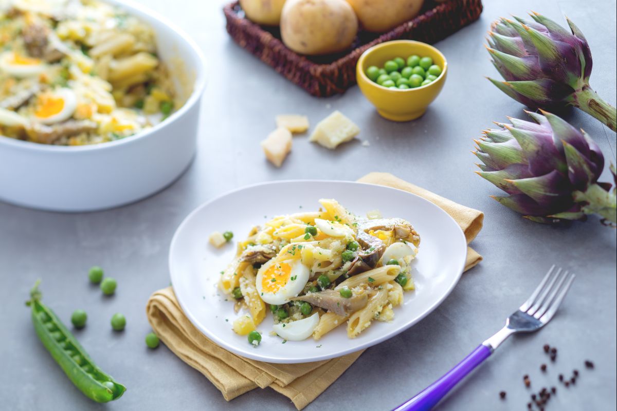 Travessa de massa, alcachofras, batatas e ervilhas