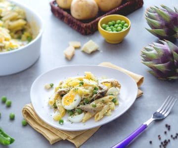Travessa de massa, alcachofras, batatas e ervilhas