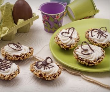 Ovinhos de chocolate recheados com mousse de pera