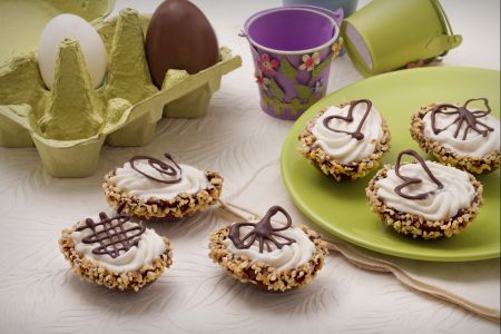 Ovinhos de chocolate recheados com mousse de pera