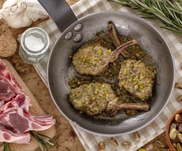 Costeletas de cordeiro em crosta de pistache