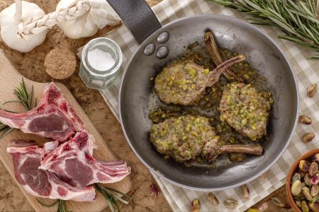 Costeletas de cordeiro em crosta de pistache