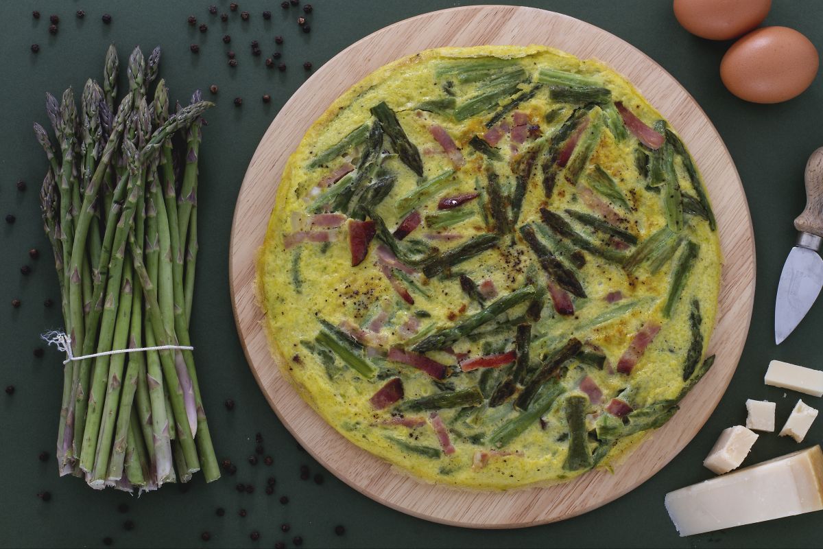 Frittata com aspargos selvagens e speck