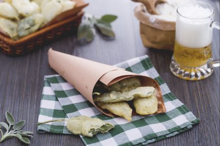 Sálvia frita em massa