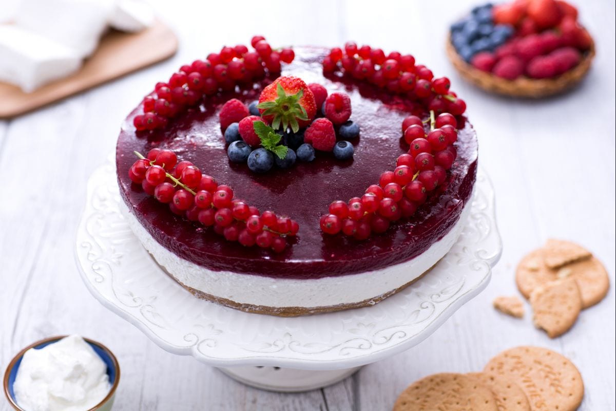 Torta de iogurte com gelatina de morango e frutas vermelhas