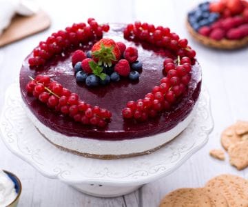 Torta de iogurte com gelatina de morango e frutas vermelhas