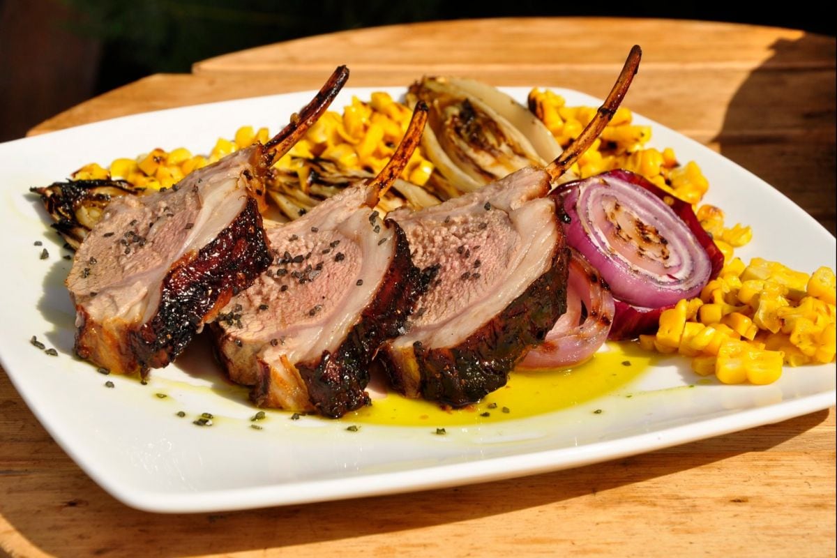 Costeletas de cordeiro marinadas com legumes grelhados