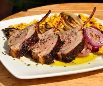 Costeletas de cordeiro marinadas com legumes grelhados