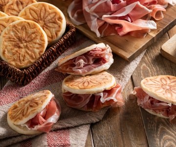 Tigelle com presunto cru e queijo cremoso