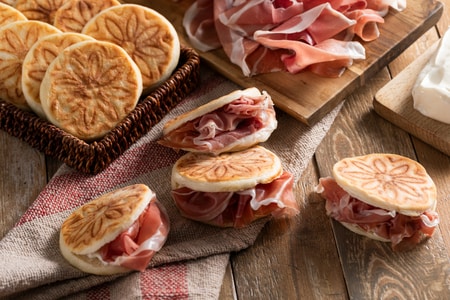 Tigelle com presunto cru e queijo cremoso