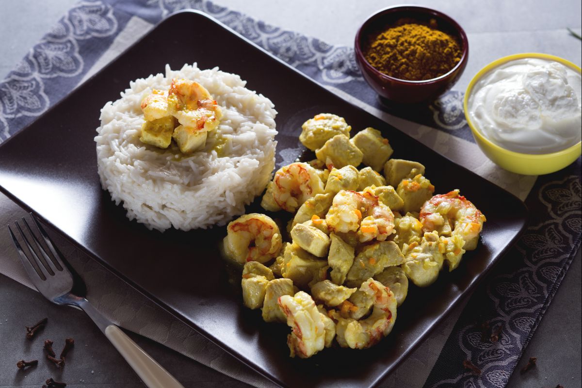 Frango e camarão ao curry com arroz basmati