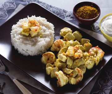 Frango e camarão ao curry com arroz basmati