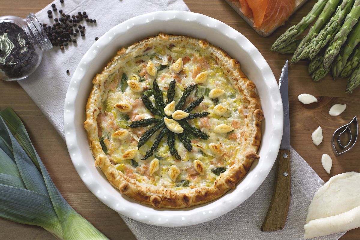 Quiche de salmão com aspargos e alho-poró